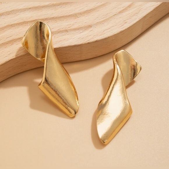 NEW Vintage Irregular Geometric Metal Twisted Stud Earring For Women Gold - Picture 1 of 16
